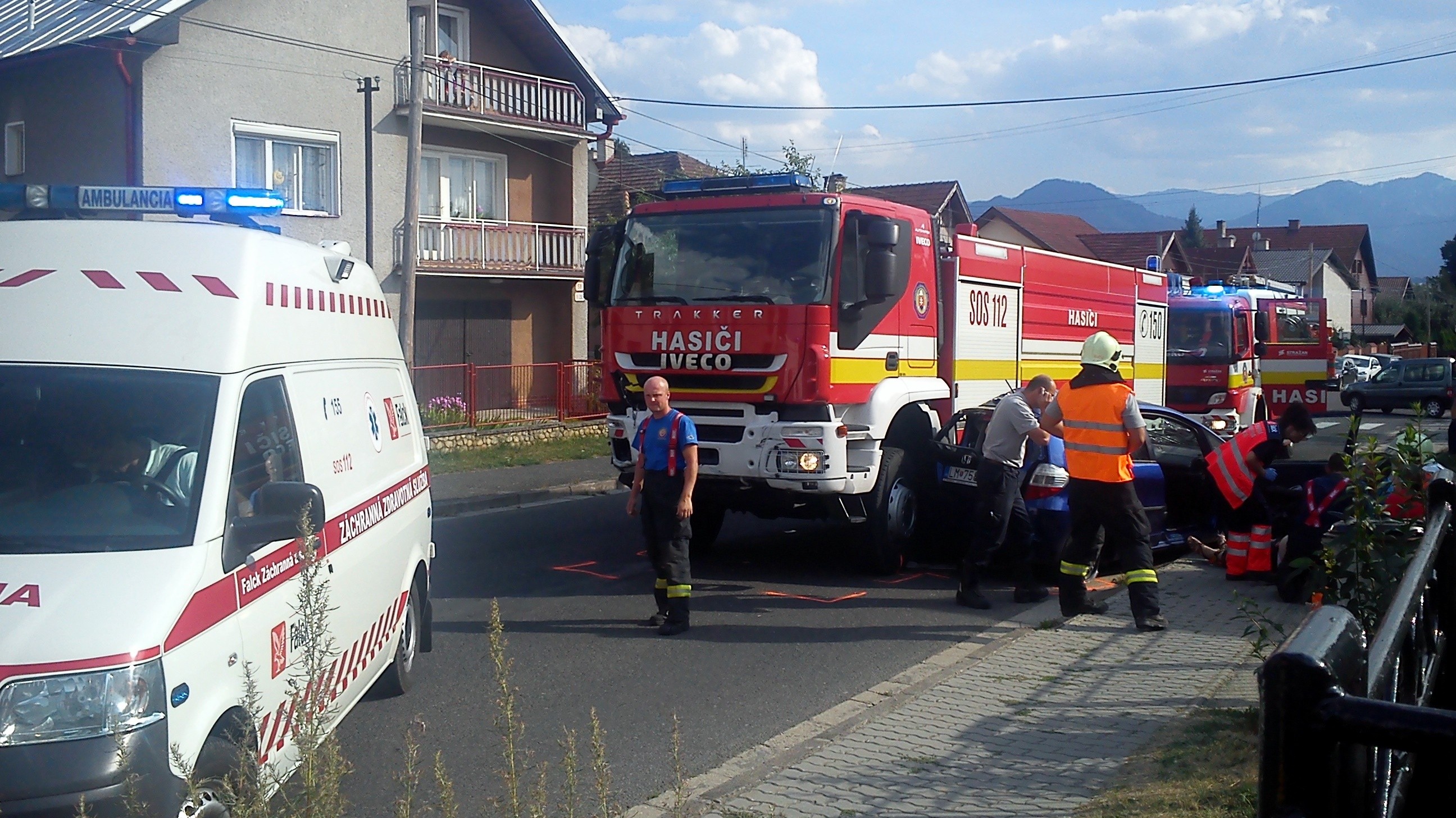 Dnes krátko po 16-tej hodine sa v  Liptovskej Ondrašovej zrazilo hasičské auto s osobným autom. Vodička osobného auta nedala prednosť hasičskému autu. Zranená vodička osobného auta bola prevezená do Liptovskomikulášskej nemocnice.